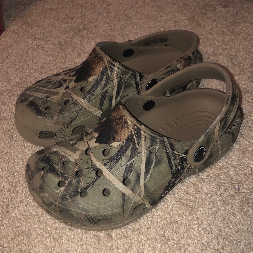 Camo Crocs - Boys size 1 💙
